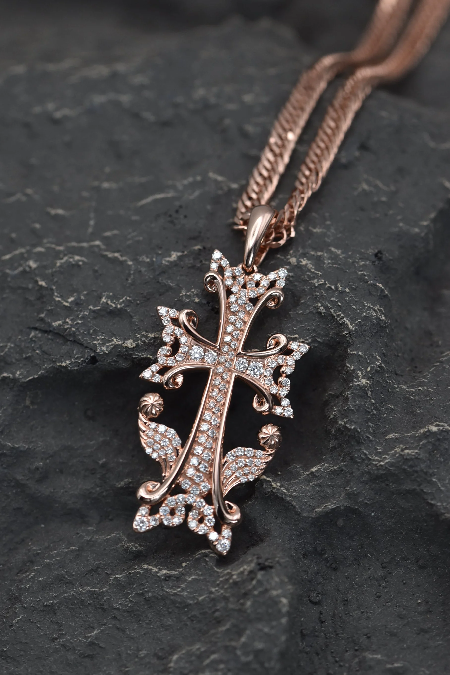 18CT GOLD AZAT MARD KHACHKAR NECKLACE - Image 4