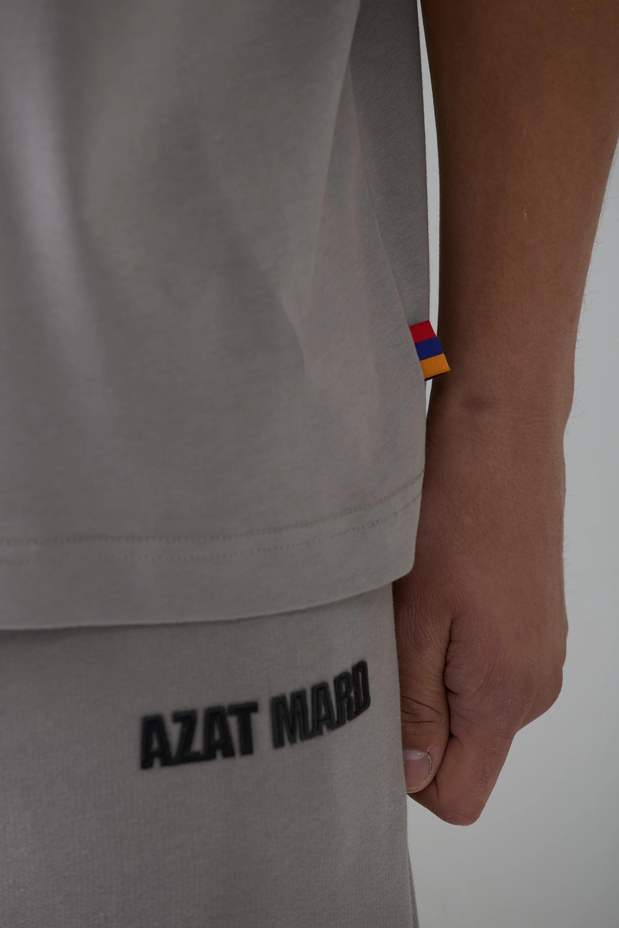 GREY FRONT CREST T-SHIRT - Image 6
