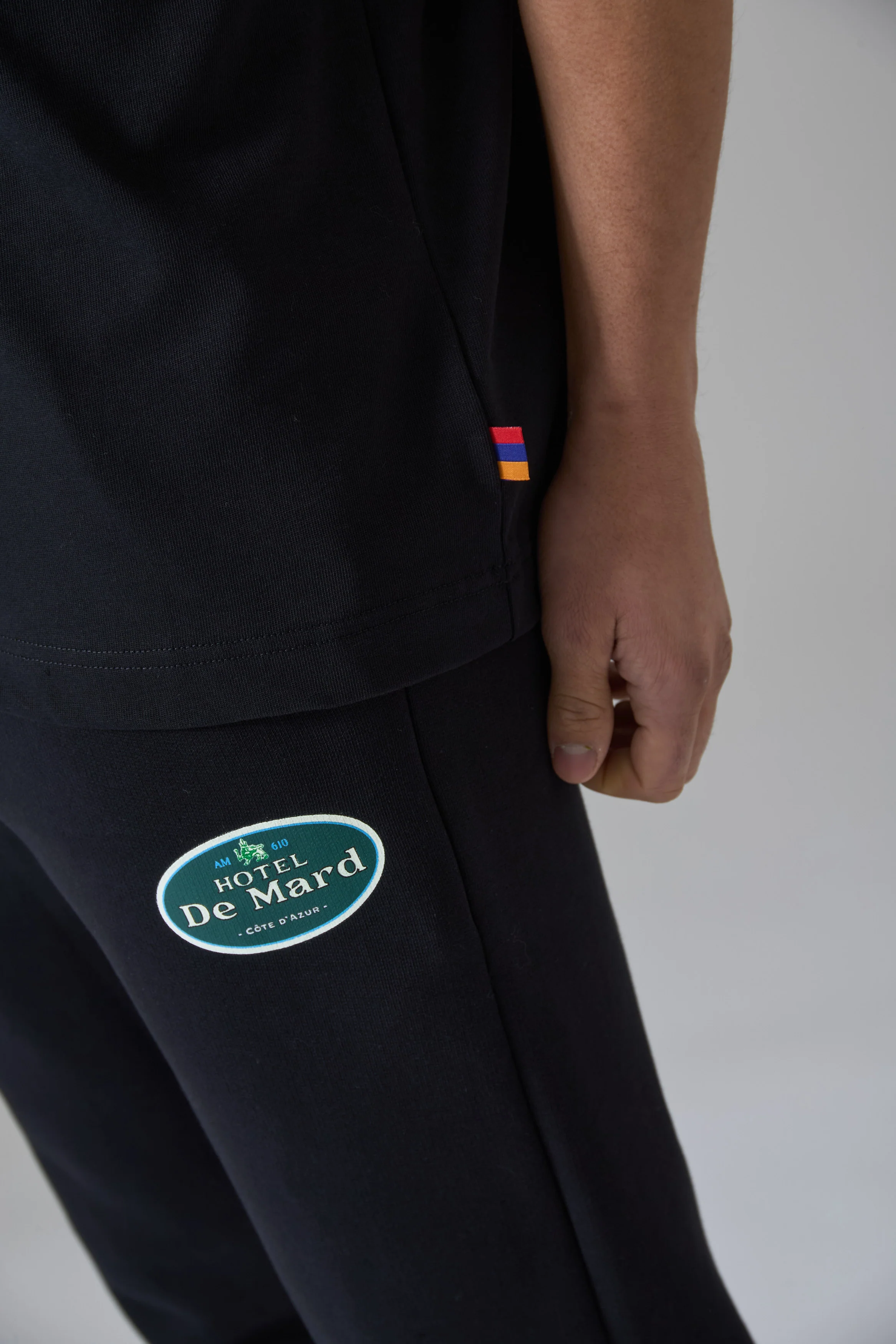 HOTEL DE MARD BLACK T-SHIRT - Image 5