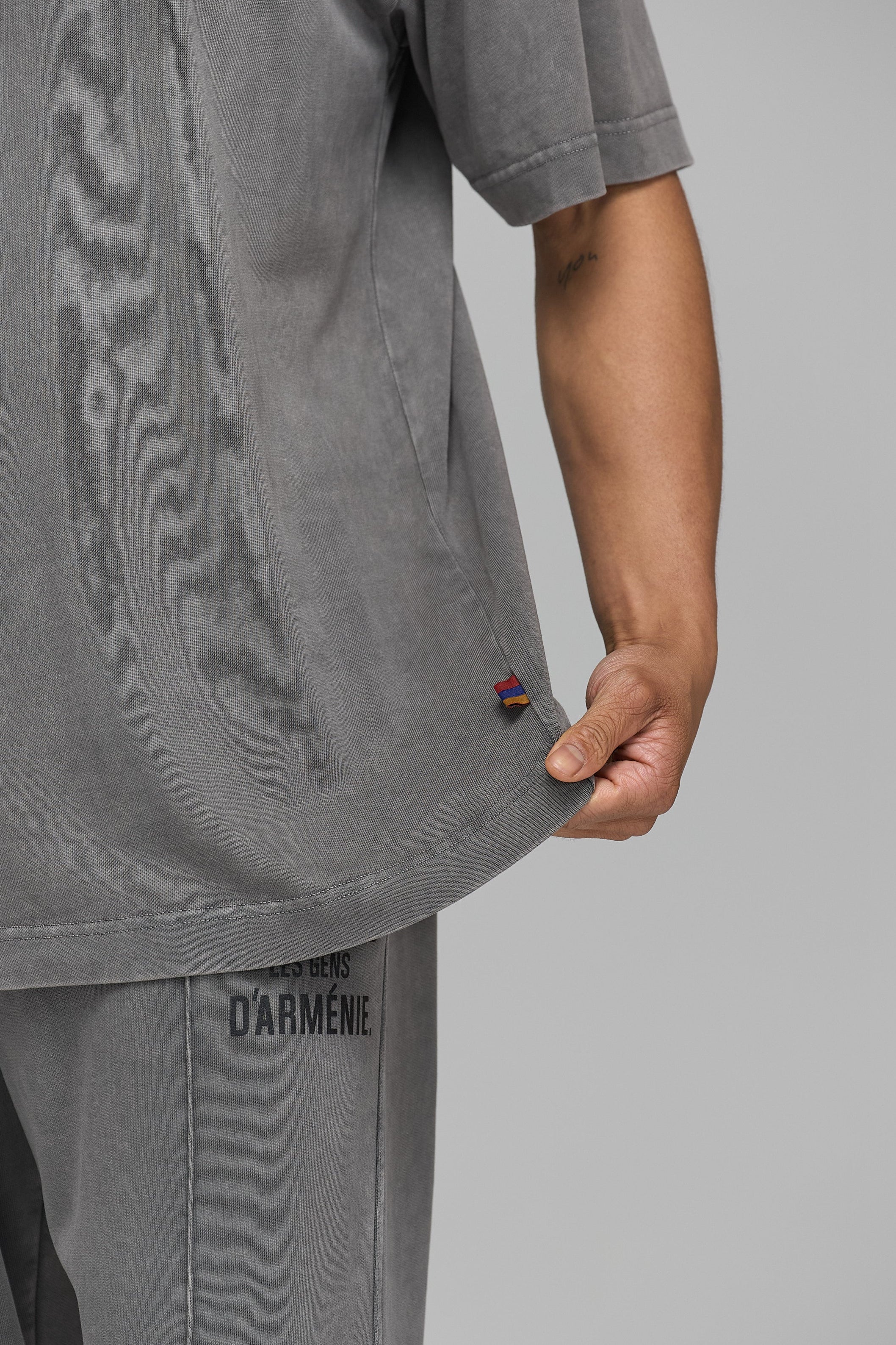 LES GENS WASHED CHARCOAL T-SHIRT - Image 6